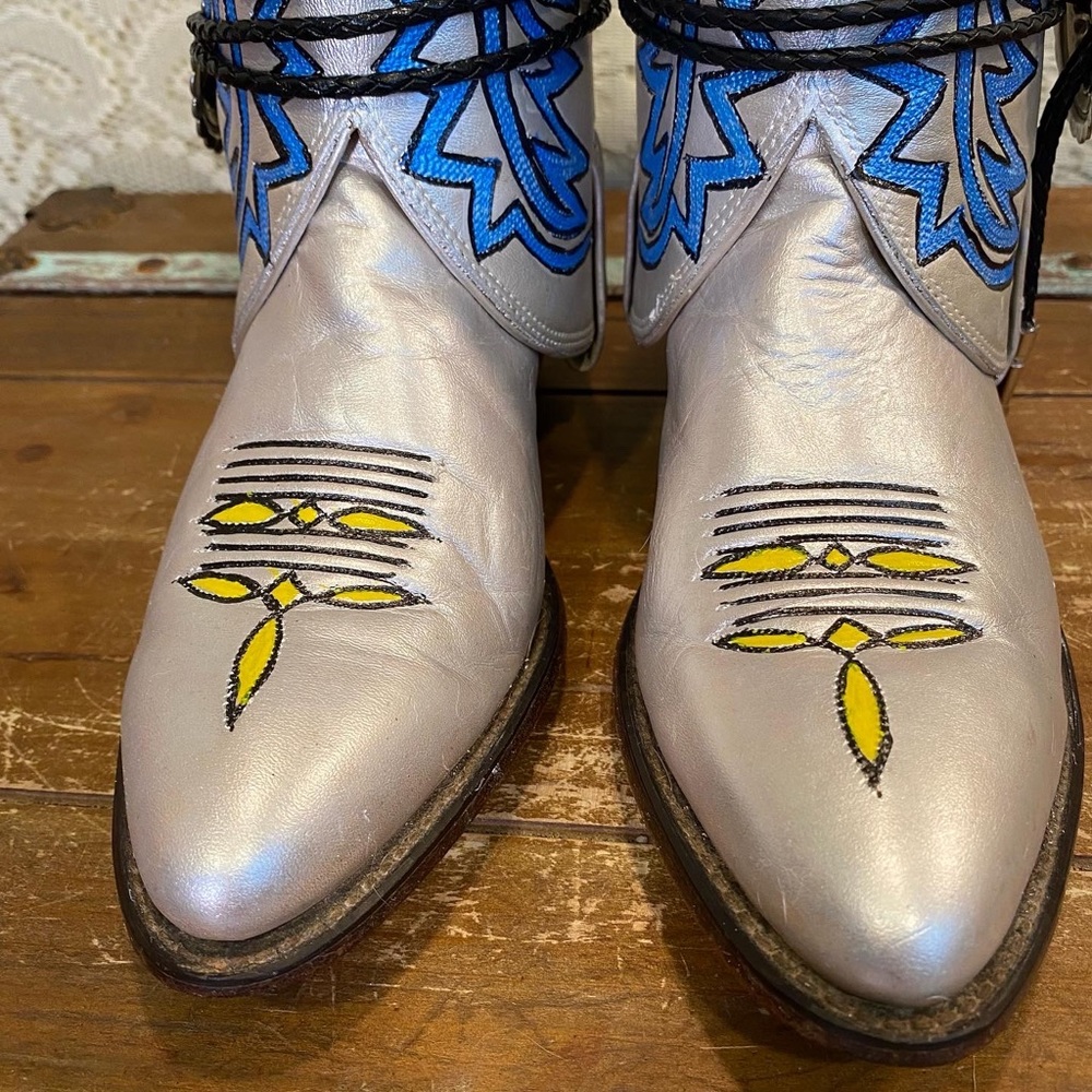 Handcrafted and Hand Painted White Cowgirl ankle Booties woman’s size 8 M - Picture 3 of 9